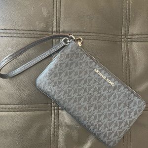Micheal Kors wristlet